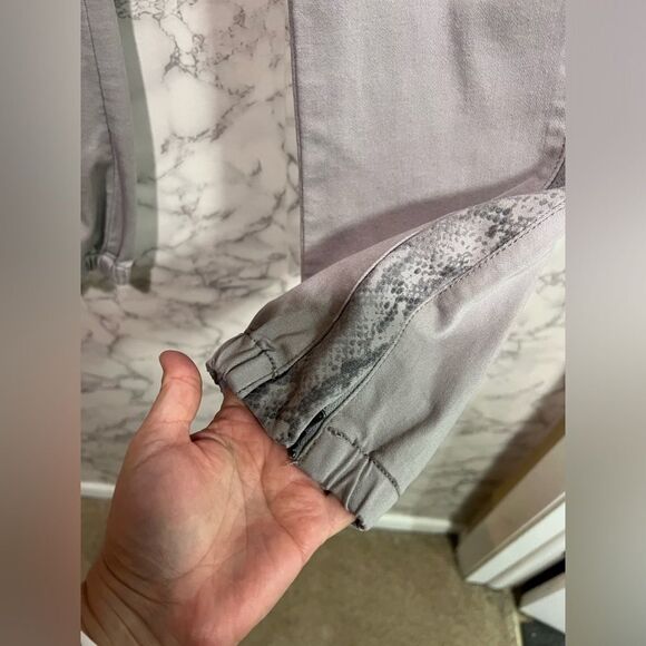 PAIGE Mayslie Jogger Gray Snakeskin Accent Women's Size 28 - Picture 6 of 10